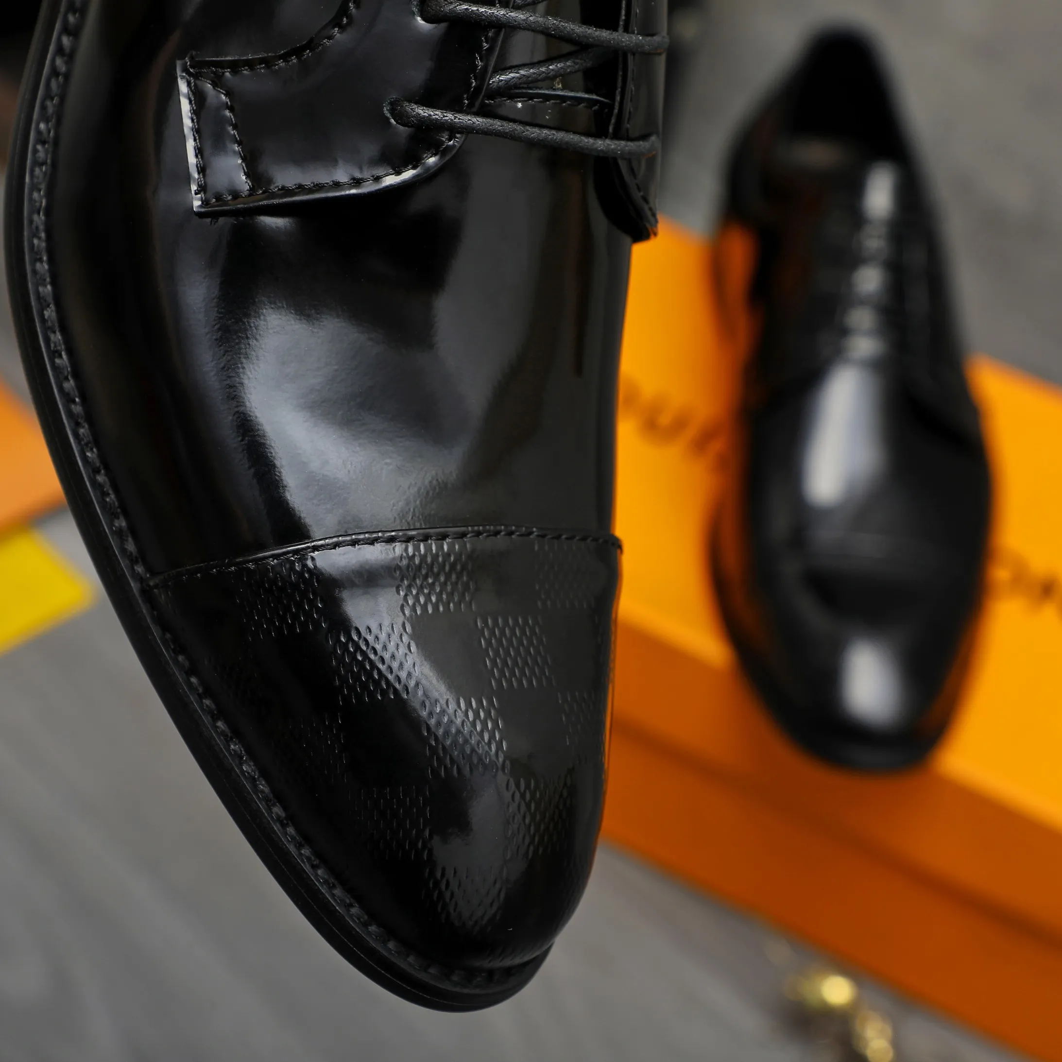 Men's shoes 💰p460 Product trademark: LV (Louis Vuitton) business lace-up leather shoes True size: 39-44 Product material: Selected lacquered cowhide stitching classic embossed upper, cowhide lining, original rubber outsole